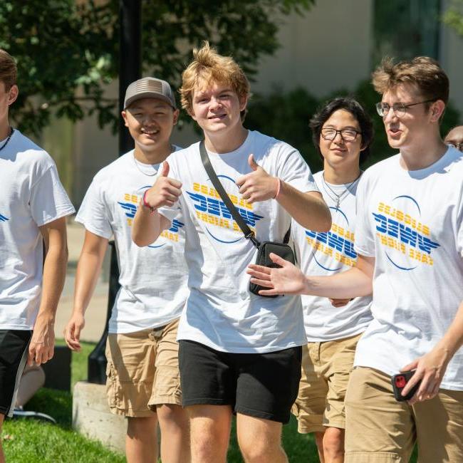 A group of first-year student participating in Freshman connection wearing 澳门葡京网赌送彩金 merch clothes